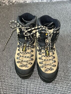 La sportiva Beige and Black Boots with Lace-Up D-Rings